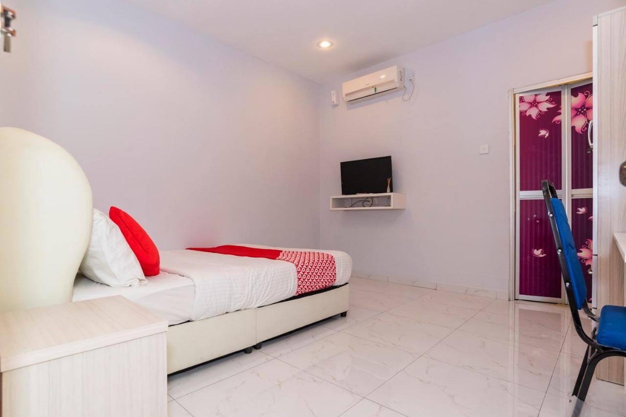 Oyo 1228 R & R Motel Джохор Бахру Екстериор снимка