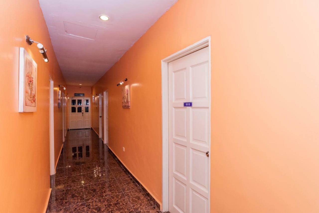 Oyo 1228 R & R Motel Джохор Бахру Екстериор снимка